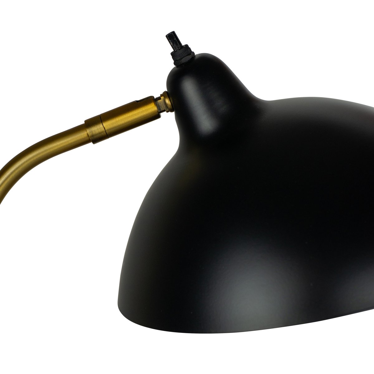 Futura 55cm Laiton lampe de table De Dyberg Larsen - La surface noire et l'int&eacute;rieur couleur laiton antique de l'abat-jour diffusent une lumi&egrave;re chaleureuse et cr&eacute;ent une belle atmosph&egrave;re dans la maison.