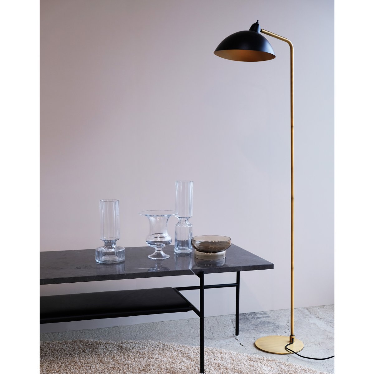 Futura Laiton lampadaire De Dyberg Larsen - La surface noire et l'int&eacute;rieur couleur laiton antique de l'abat-jour diffusent une lumi&egrave;re chaleureuse et cr&eacute;ent une belle atmosph&egrave;re dans la maison.