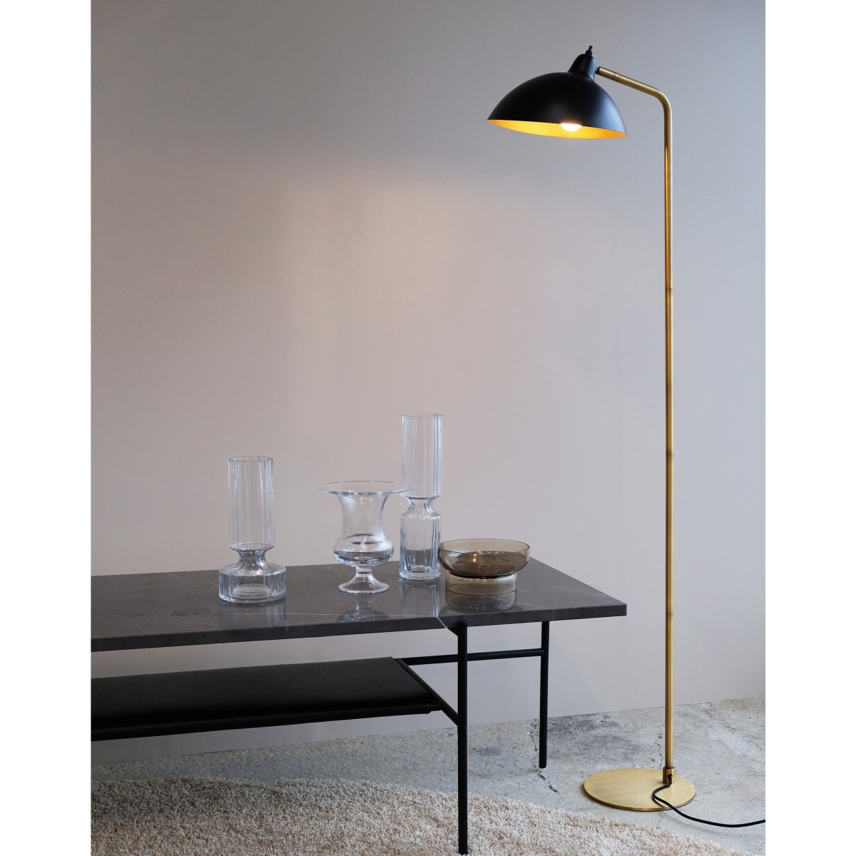 Futura Laiton lampadaire De Dyberg Larsen - La surface noire et l'int&eacute;rieur couleur laiton antique de l'abat-jour diffusent une lumi&egrave;re chaleureuse et cr&eacute;ent une belle atmosph&egrave;re dans la maison.