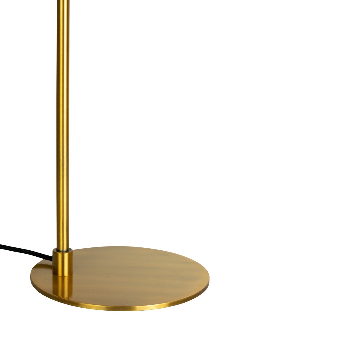 Futura Laiton lampadaire De Dyberg Larsen - La surface noire et l'int&eacute;rieur couleur laiton antique de l'abat-jour diffusent une lumi&egrave;re chaleureuse et cr&eacute;ent une belle atmosph&egrave;re dans la maison.