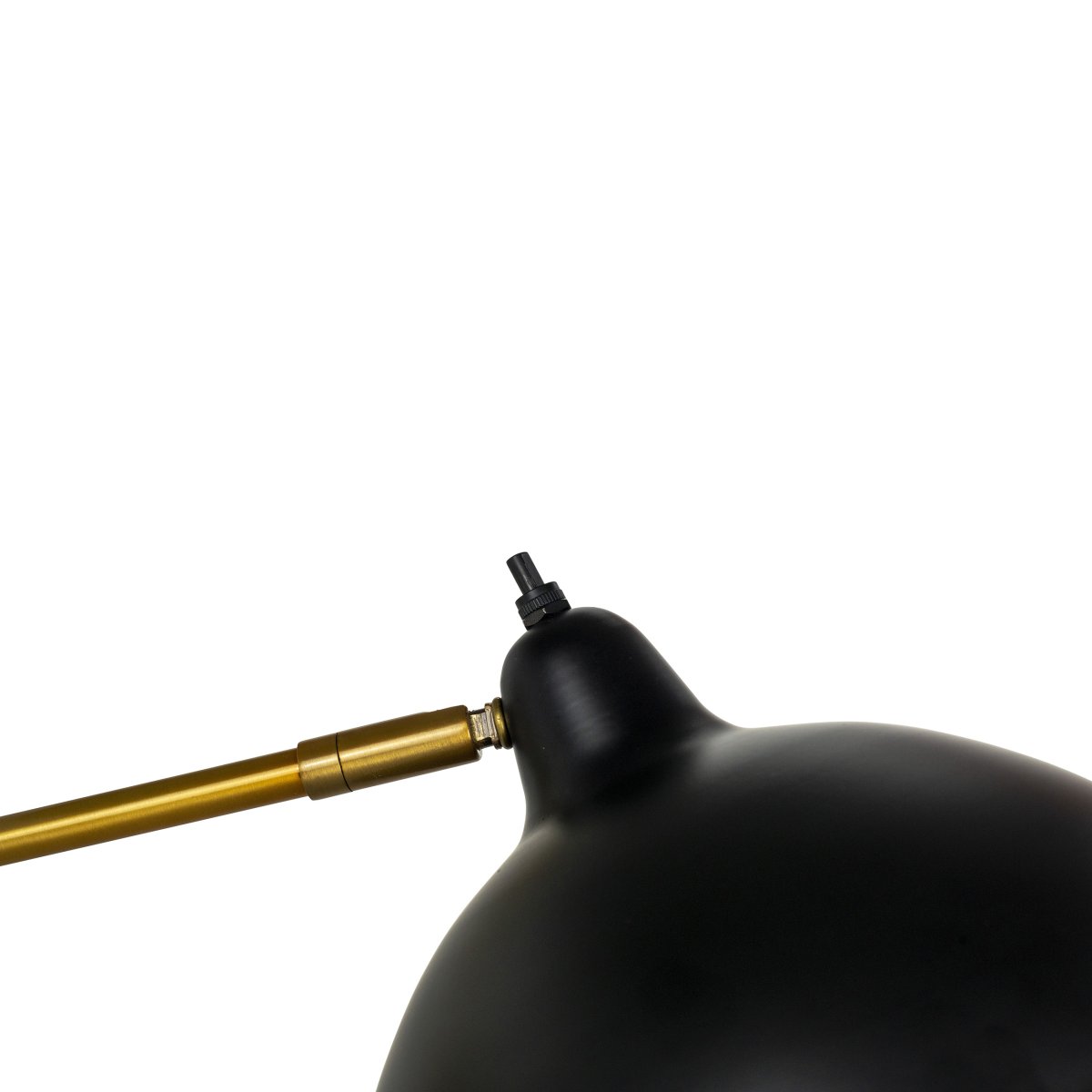 Futura 43cm Laiton applique murale De Dyberg Larsen - Il est fabriqué en métal avec un extérieur noir et un intérieur en laiton, ce qui lui donne un aspect élégant.