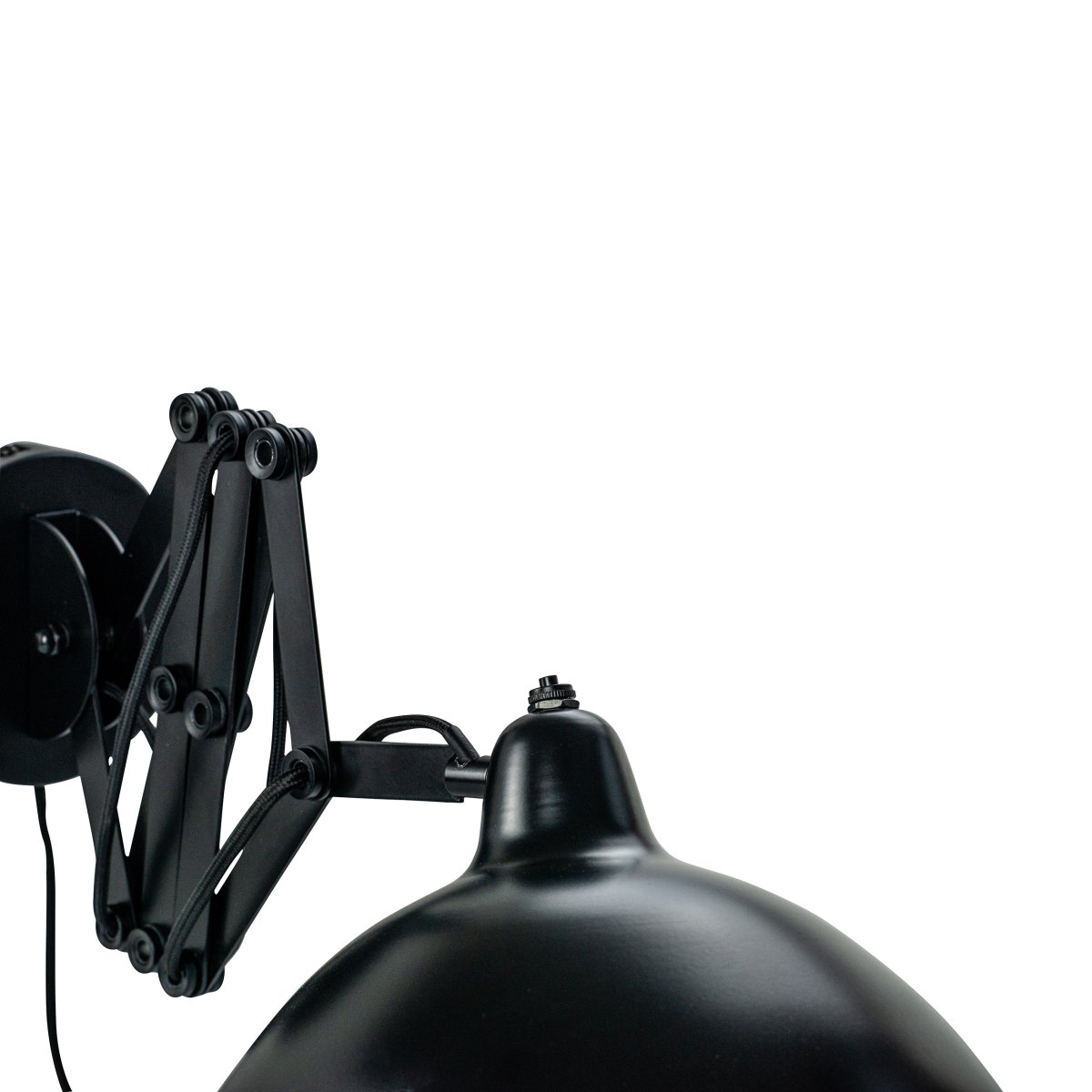 Futura 60cm Noir applique murale De Dyberg Larsen - Il est fait de métal avec un extérieur noir et un intérieur blanc, créant un look minimaliste.