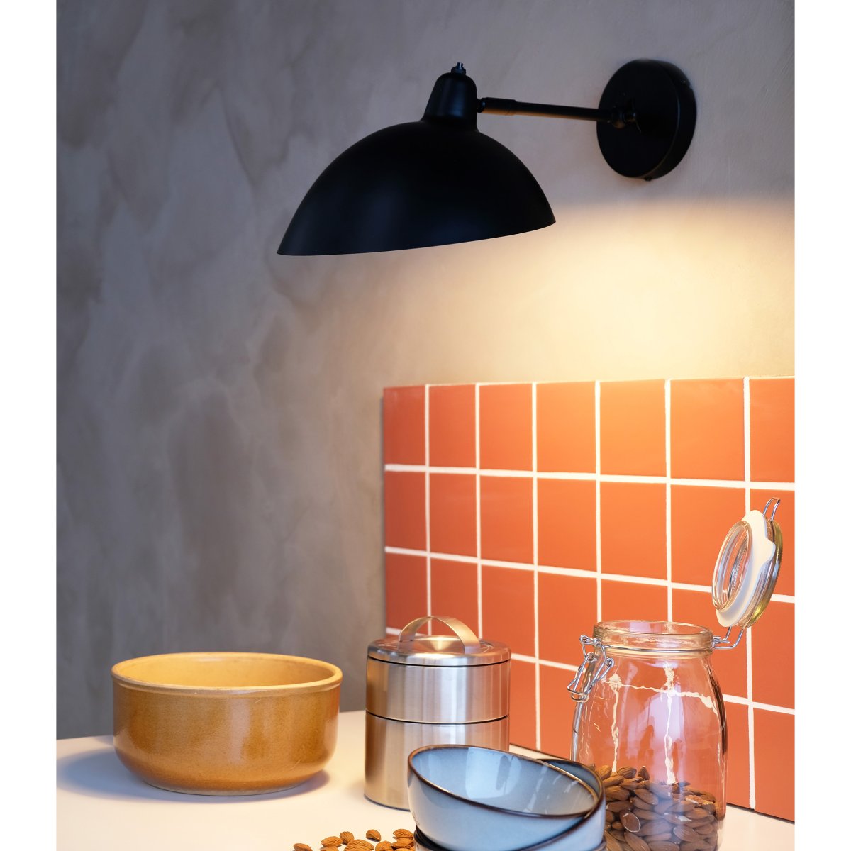 Futura 43cm Noir applique murale De Dyberg Larsen - Il est fait de métal avec un extérieur noir et un intérieur blanc, créant un look minimaliste.