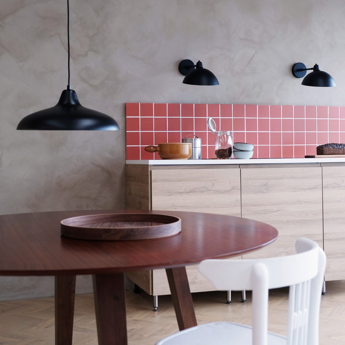 Futura Ø40 Noir suspension De Dyberg Larsen - Il est fait de métal avec un extérieur noir et un intérieur blanc, créant un look minimaliste.