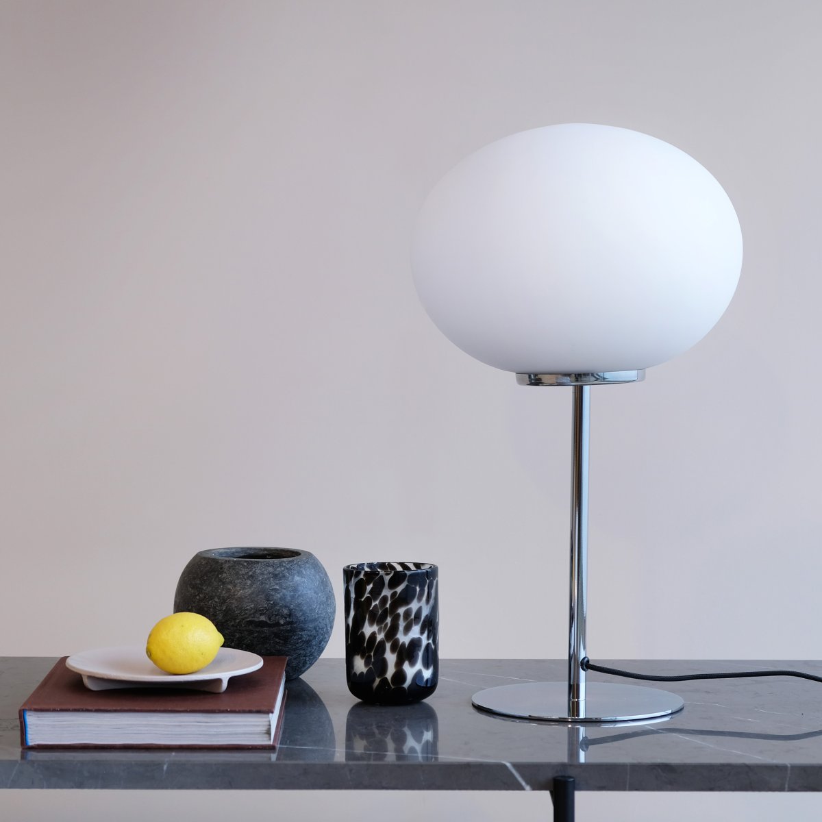 Queen 50cm Chrome lampe de table De Dyberg Larsen - Queen est une élégante lampe de table en métal avec une finition chromée.