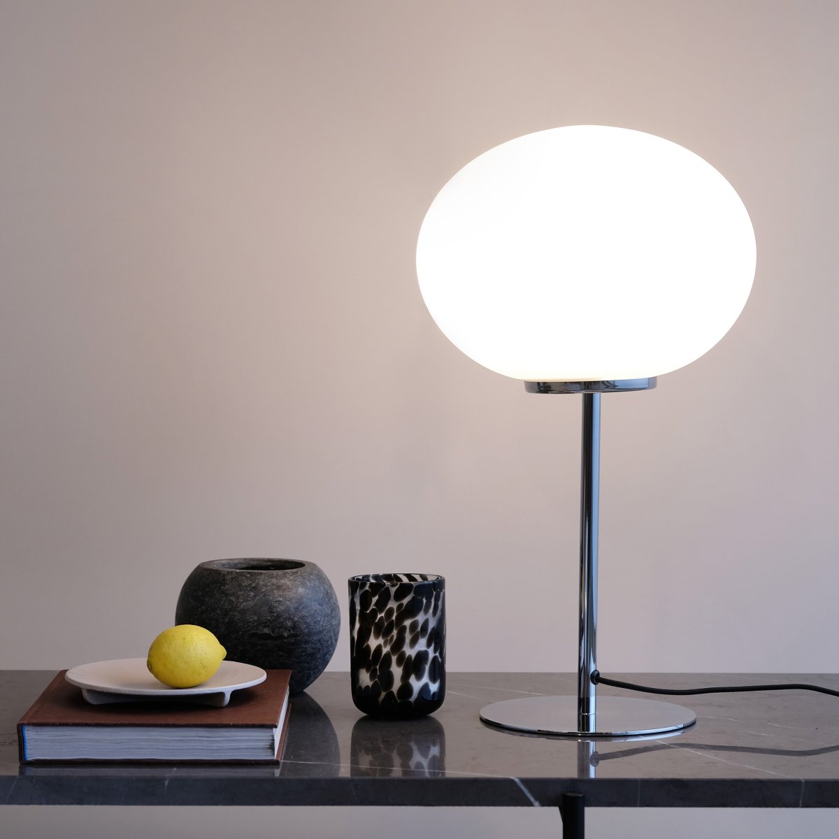 Queen 50cm Chrome lampe de table De Dyberg Larsen - Queen est une élégante lampe de table en métal avec une finition chromée.