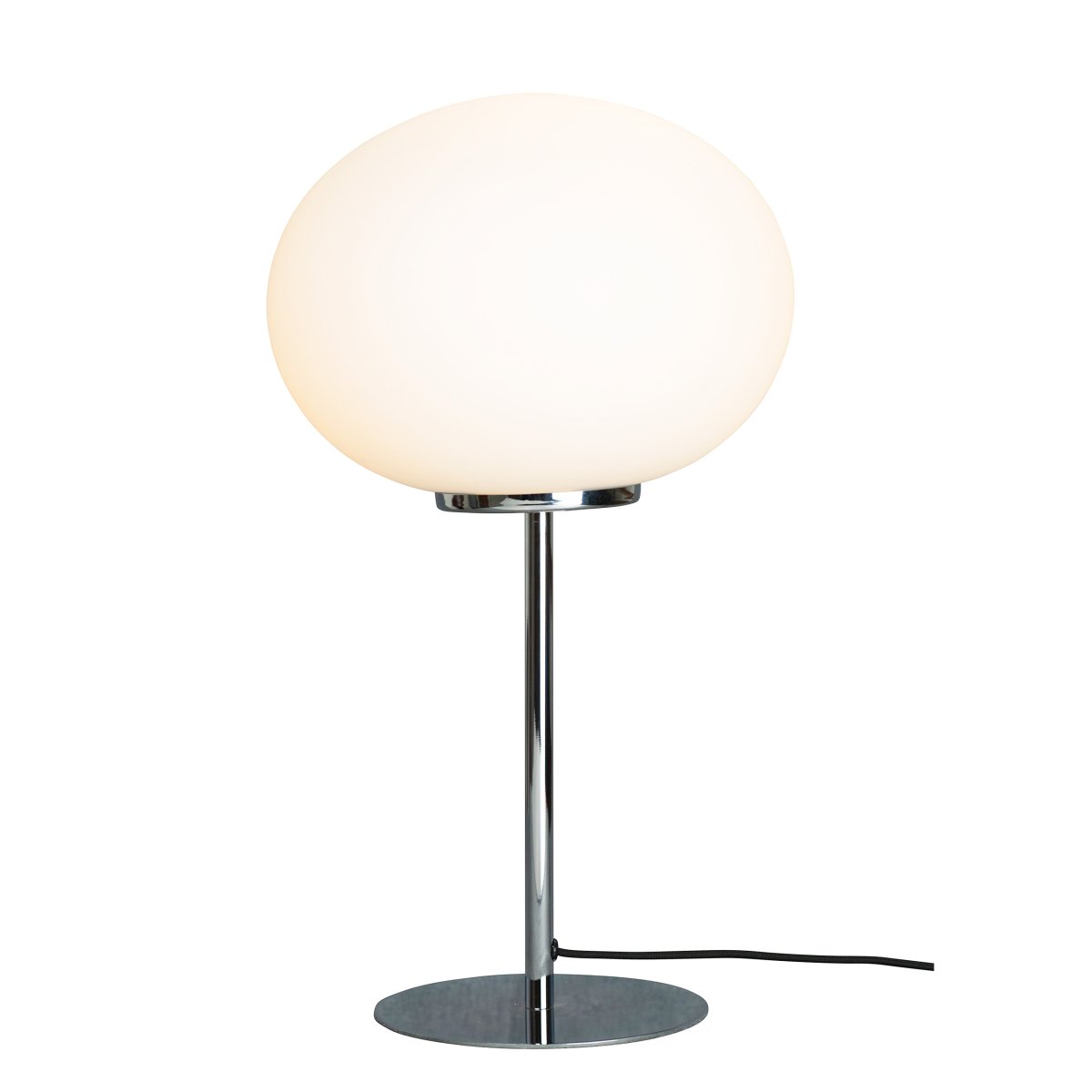 Queen 50cm Chrome lampe de table De Dyberg Larsen - Queen est une élégante lampe de table en métal avec une finition chromée.