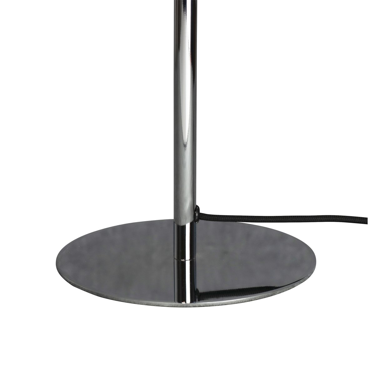 Queen 50cm Chrome lampe de table De Dyberg Larsen - Queen est une élégante lampe de table en métal avec une finition chromée.