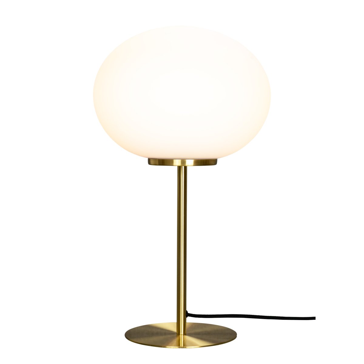 Queen 50cm Laiton lampe de table De Dyberg Larsen - Queen est une élégante lampe de table en métal avec une finition en laiton.
