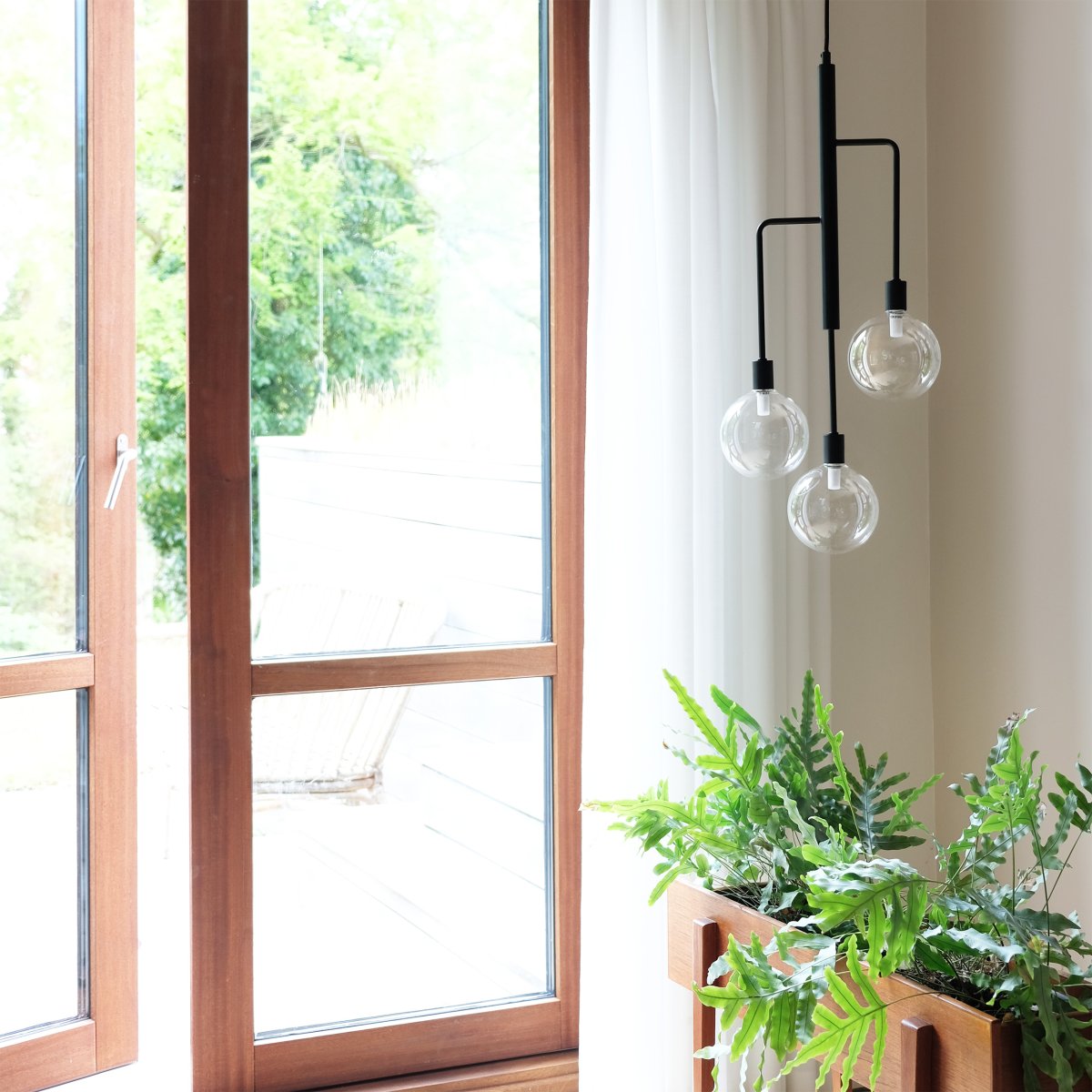 Chester 32cm Noir suspension De Dyberg Larsen - Plafonnier Chester à trois bras et verre fumé.
