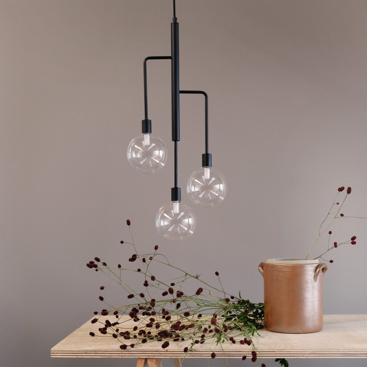 Chester 32cm Noir suspension De Dyberg Larsen - Plafonnier Chester à trois bras et verre fumé.