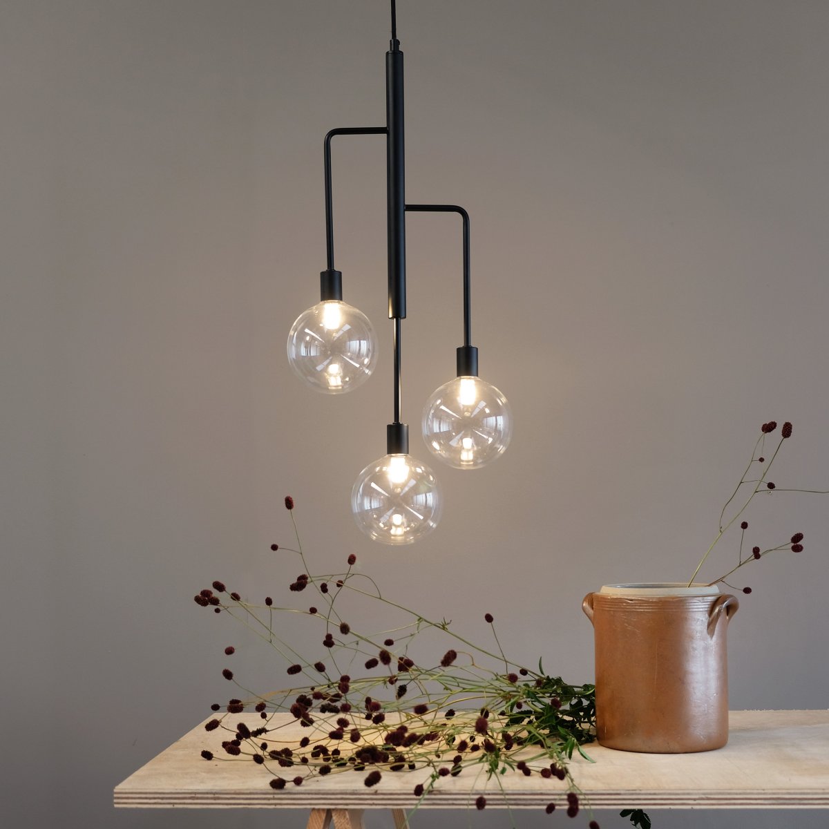 Chester 32cm Noir suspension De Dyberg Larsen - Plafonnier Chester à trois bras et verre fumé.