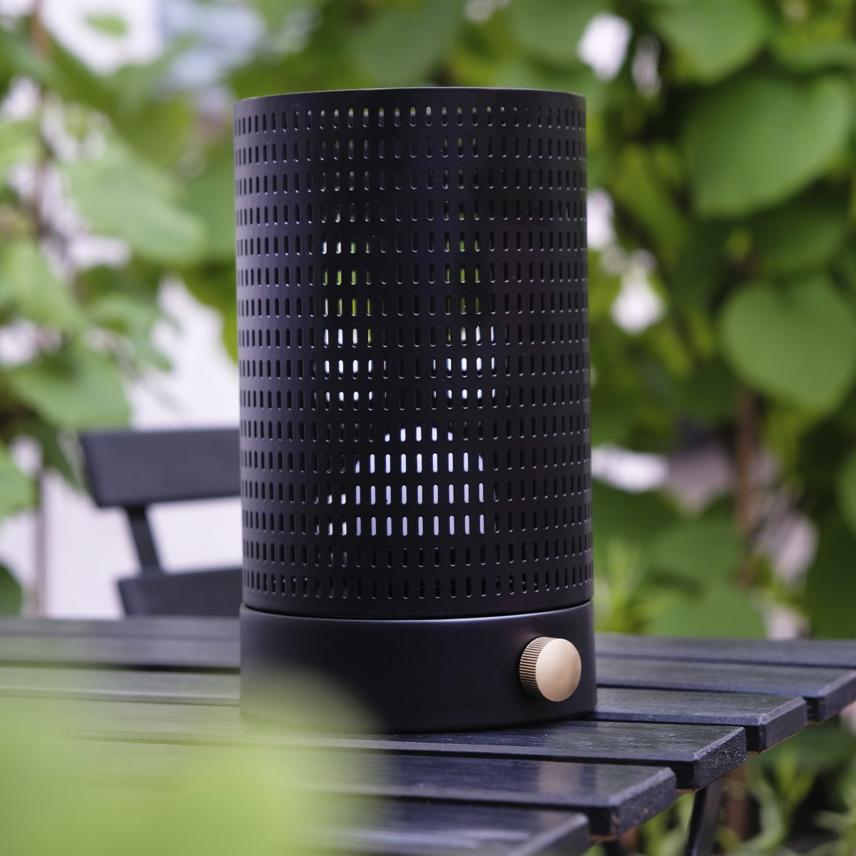 Mesh 20cm Noir portable De Dyberg Larsen - La lampe de table LED Mesh est le choix &eacute;vident pour un &eacute;clairage chaleureux.