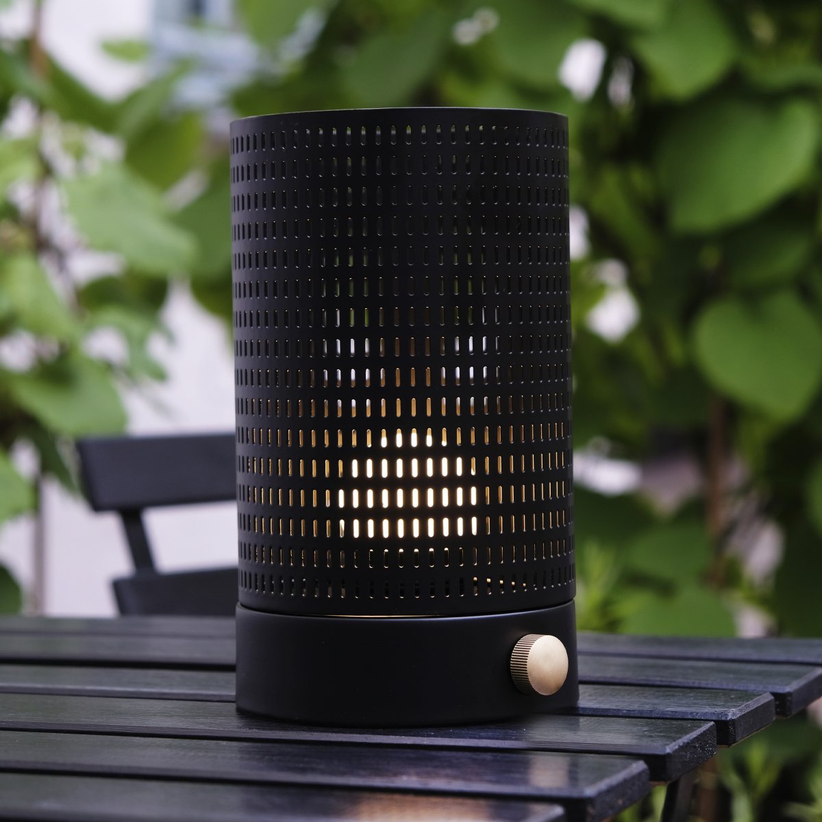 Mesh 20cm Noir portable De Dyberg Larsen - La lampe de table LED Mesh est le choix &eacute;vident pour un &eacute;clairage chaleureux.