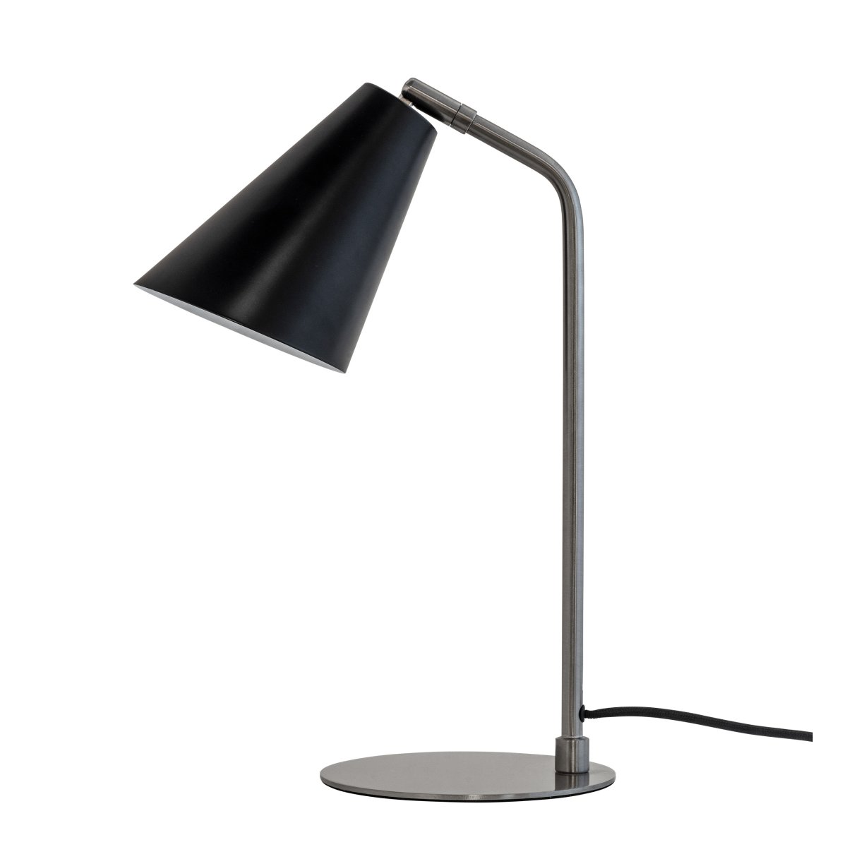 Oswald 40cm Acier brossé lampe de bureau De Dyberg Larsen - La lampe est dotée d'un câble textile noir de 1,6 m de long et l'interrupteur d'alimentation est situé sur la lampe.