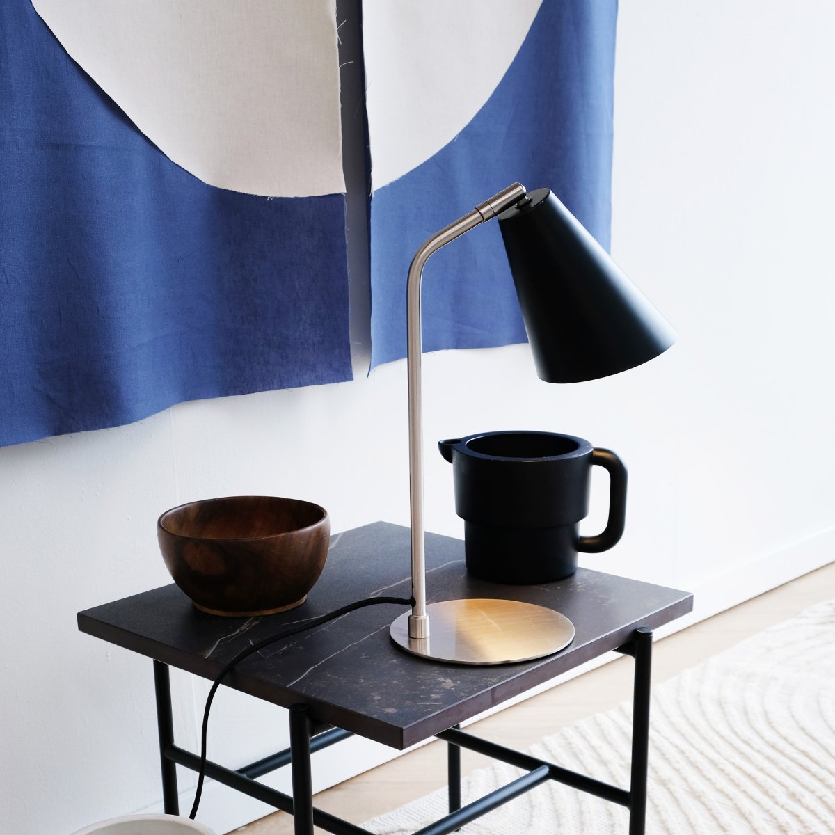 Oswald 40cm Acier brossé lampe de bureau De Dyberg Larsen - La lampe est dotée d'un câble textile noir de 1,6 m de long et l'interrupteur d'alimentation est situé sur la lampe.