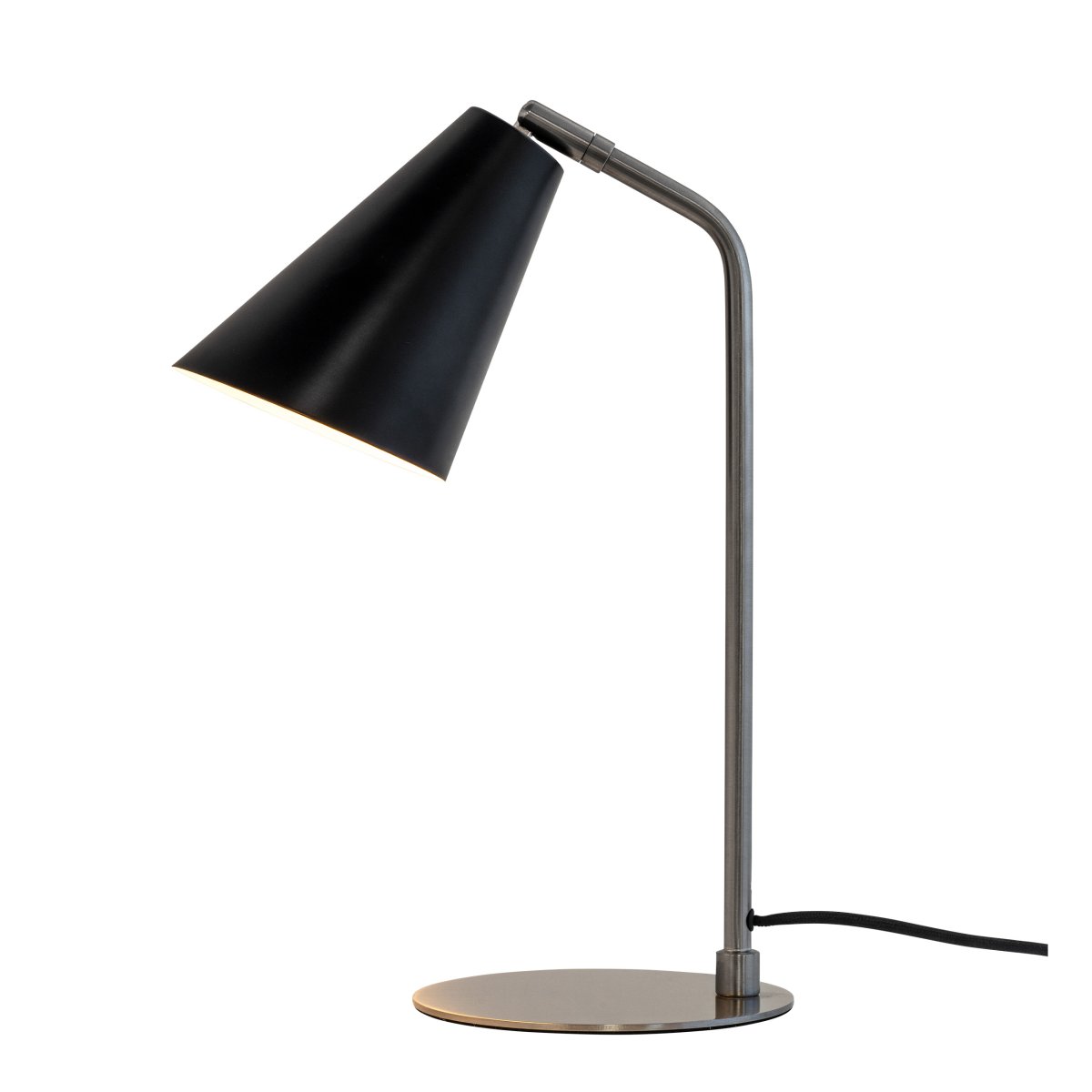 Oswald 40cm Acier brossé lampe de bureau De Dyberg Larsen - La lampe est dotée d'un câble textile noir de 1,6 m de long et l'interrupteur d'alimentation est situé sur la lampe.
