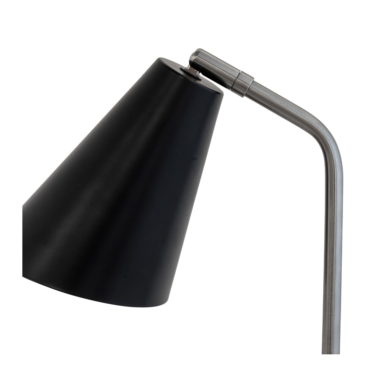 Oswald 40cm Acier brossé lampe de bureau De Dyberg Larsen - La lampe est dotée d'un câble textile noir de 1,6 m de long et l'interrupteur d'alimentation est situé sur la lampe.