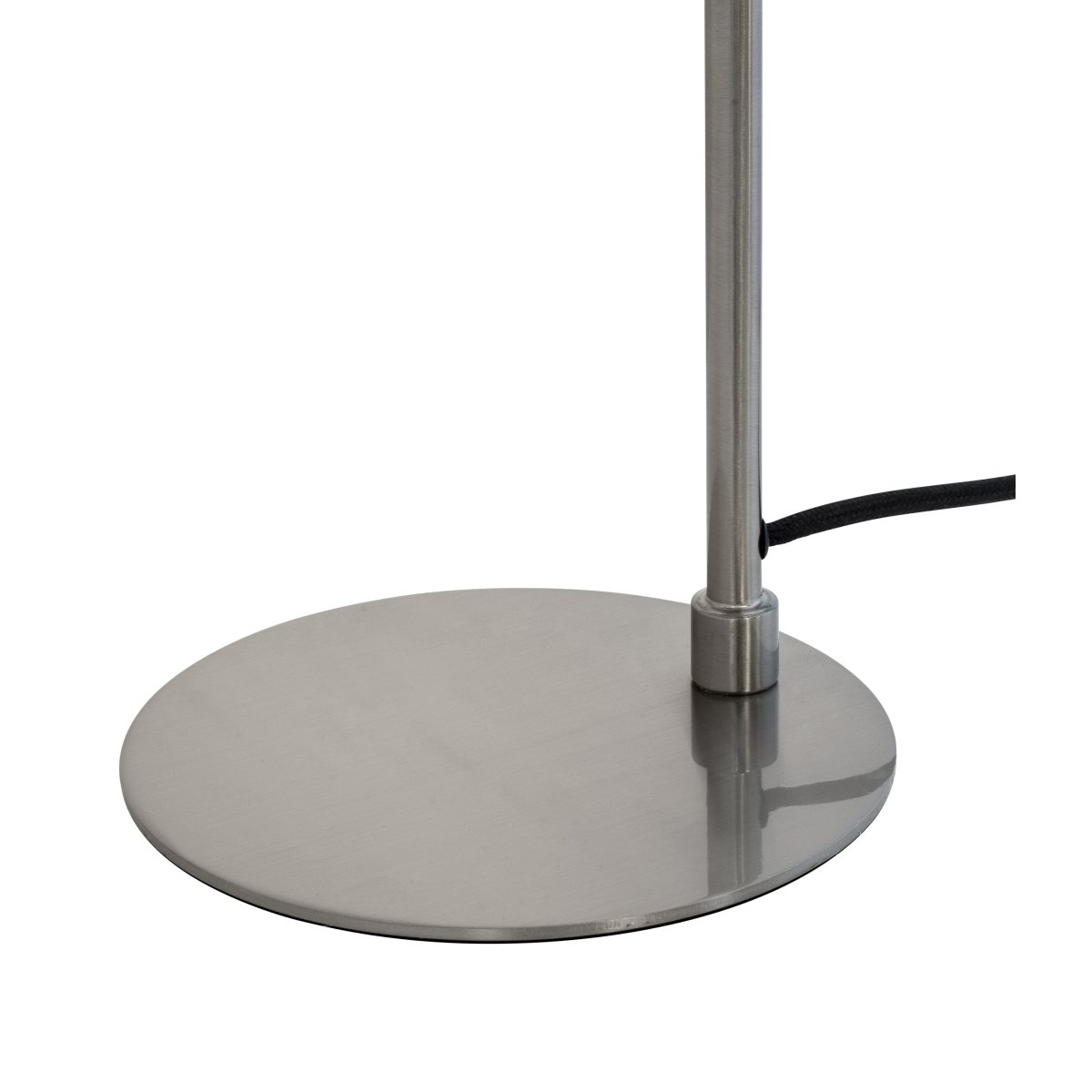 Oswald 40cm Acier brossé lampe de bureau De Dyberg Larsen - La lampe est dotée d'un câble textile noir de 1,6 m de long et l'interrupteur d'alimentation est situé sur la lampe.