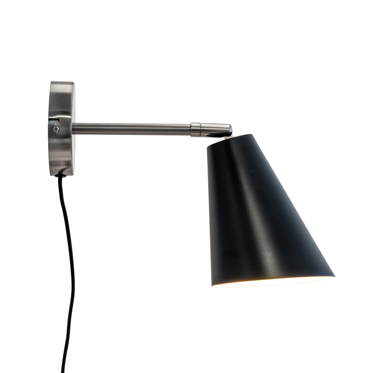 Oswald Acier brossé lampe de lecture De Dyberg Larsen - La série comprend une lampe de table, un lampadaire et une applique murale, garantissant un look cohérent dans toute la maison.