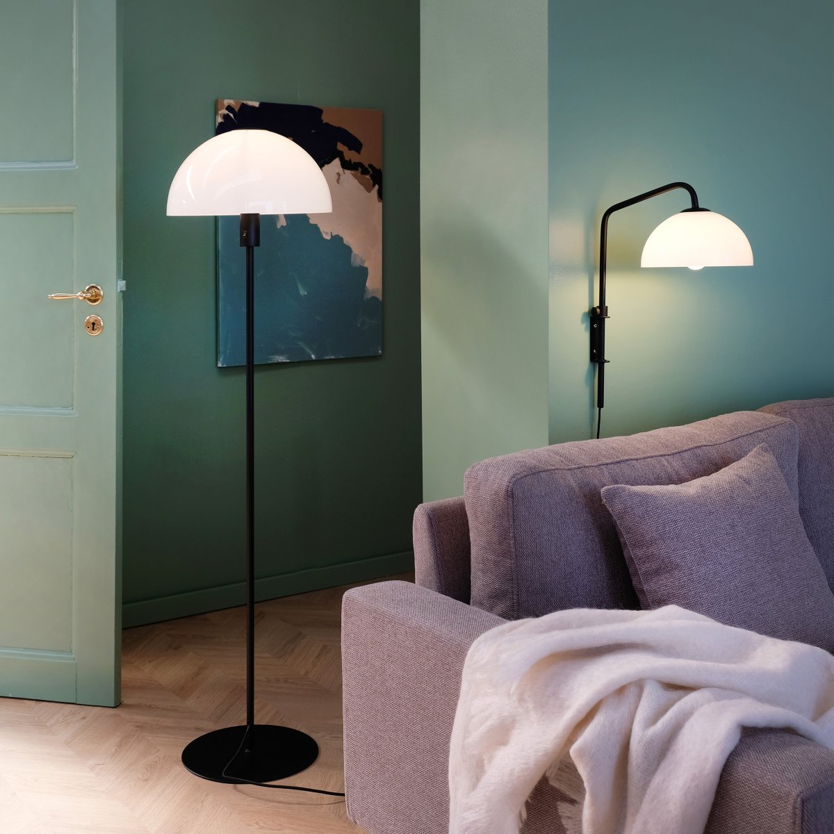 Jazz Noir lampadaire De Dyberg Larsen - Lampadaire en verre blanc opale avec une base en métal noir mat.