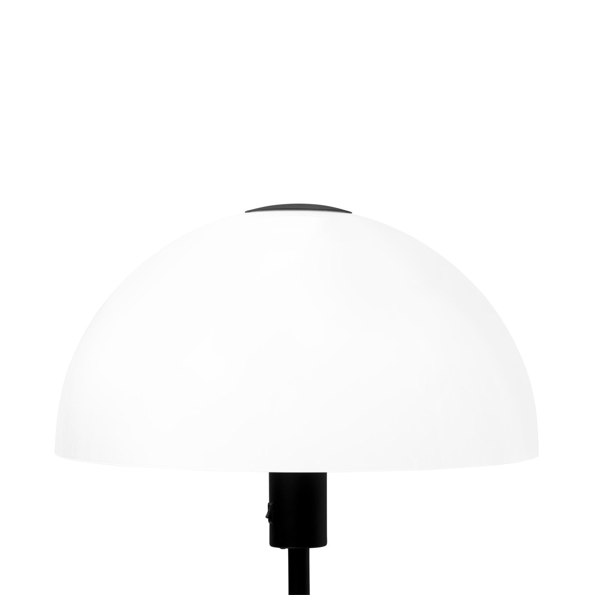 Jazz Noir lampadaire De Dyberg Larsen - Lampadaire en verre blanc opale avec une base en métal noir mat.