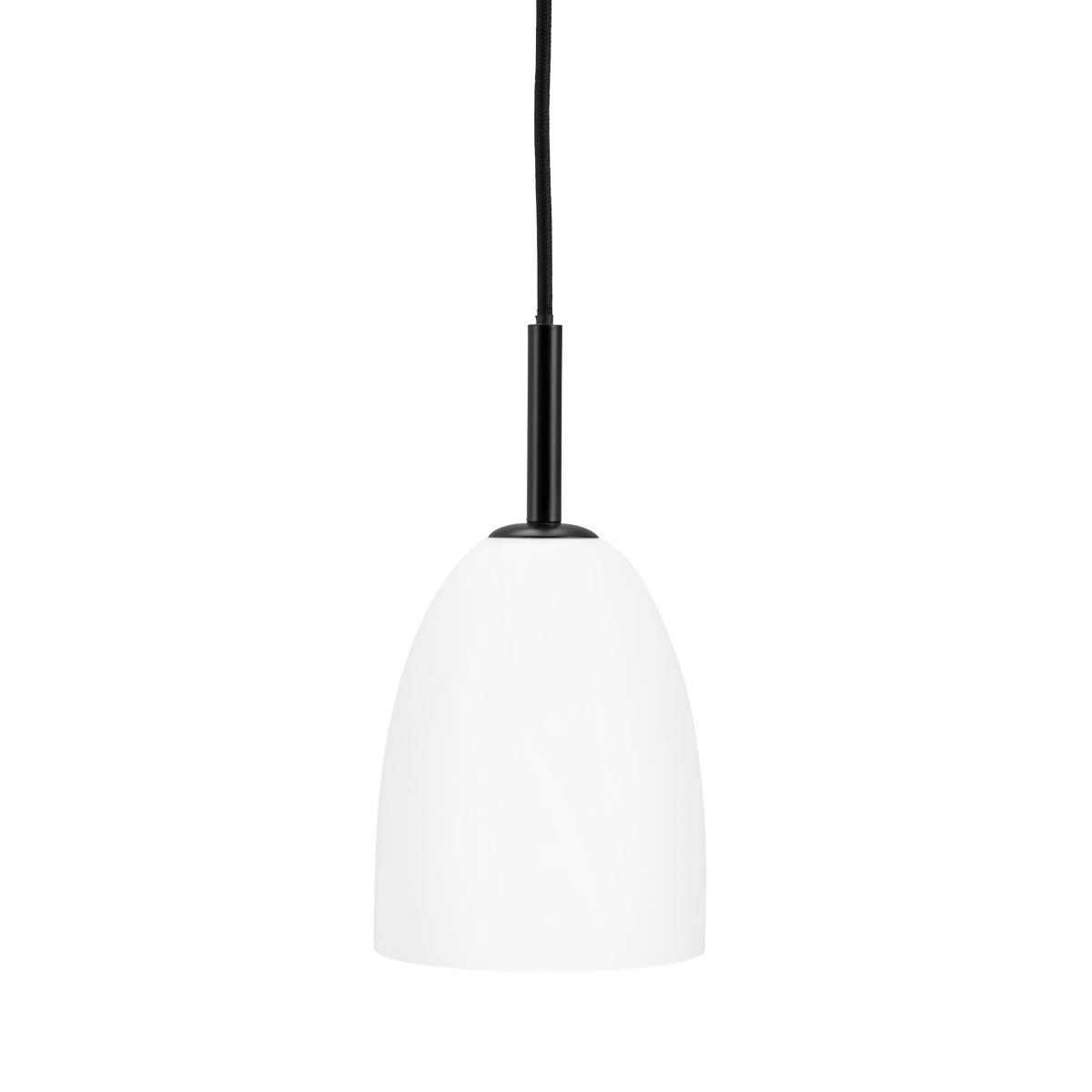 Jazz Ø12 Noir suspension De Dyberg Larsen - La suspension Jazz en verre blanc opale combine un abat-jour en verre intemporel avec une suspension noire minimaliste et ajoute une touche sophistiquée à n'importe quel intérieur.