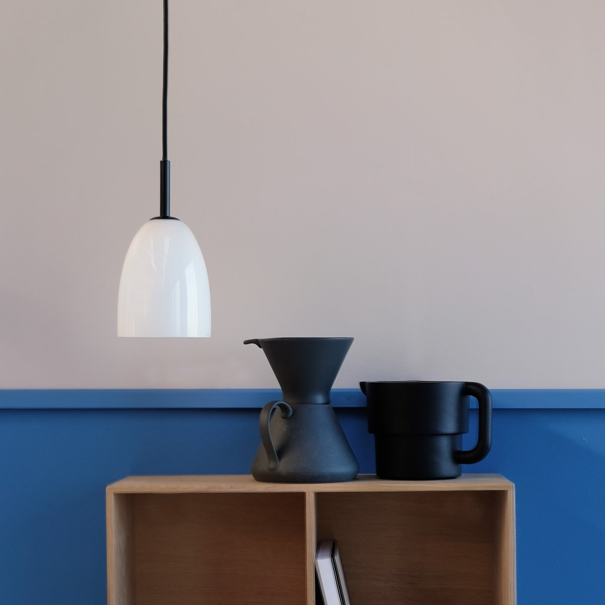 Jazz Ø12 Noir suspension De Dyberg Larsen - La suspension Jazz en verre blanc opale combine un abat-jour en verre intemporel avec une suspension noire minimaliste et ajoute une touche sophistiquée à n'importe quel intérieur.