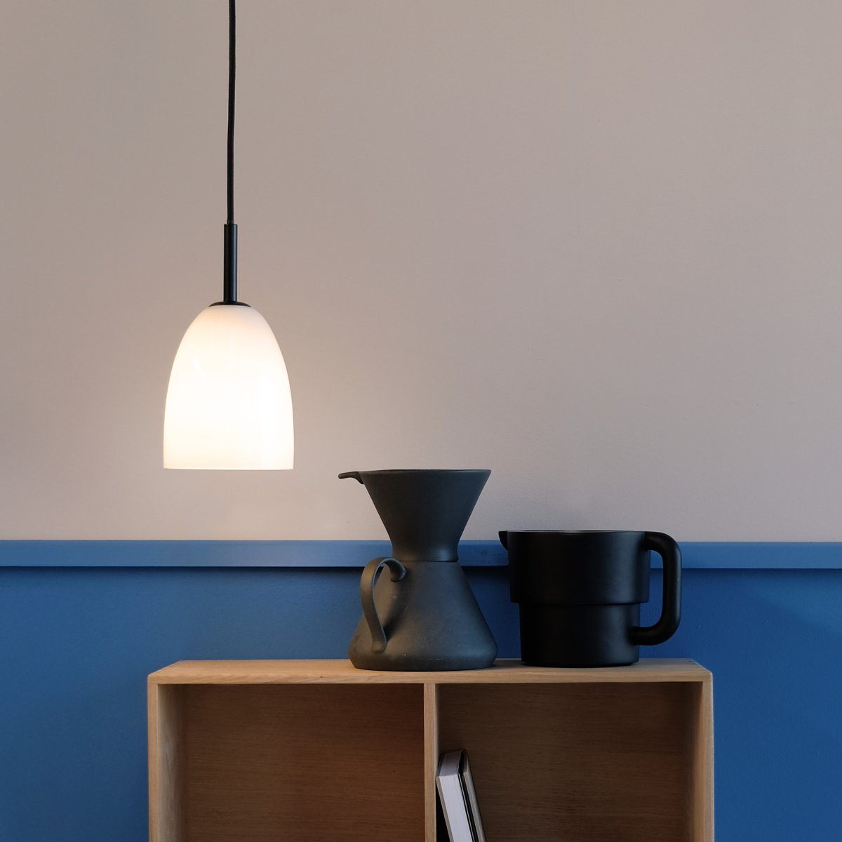 Jazz Ø12 Noir suspension De Dyberg Larsen - La suspension Jazz en verre blanc opale combine un abat-jour en verre intemporel avec une suspension noire minimaliste et ajoute une touche sophistiquée à n'importe quel intérieur.