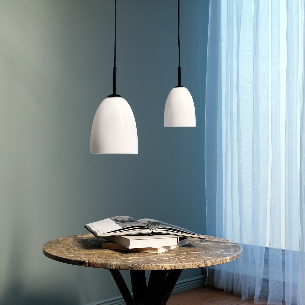 Jazz Ø12 Noir suspension De Dyberg Larsen - La suspension Jazz en verre blanc opale combine un abat-jour en verre intemporel avec une suspension noire minimaliste et ajoute une touche sophistiquée à n'importe quel intérieur.