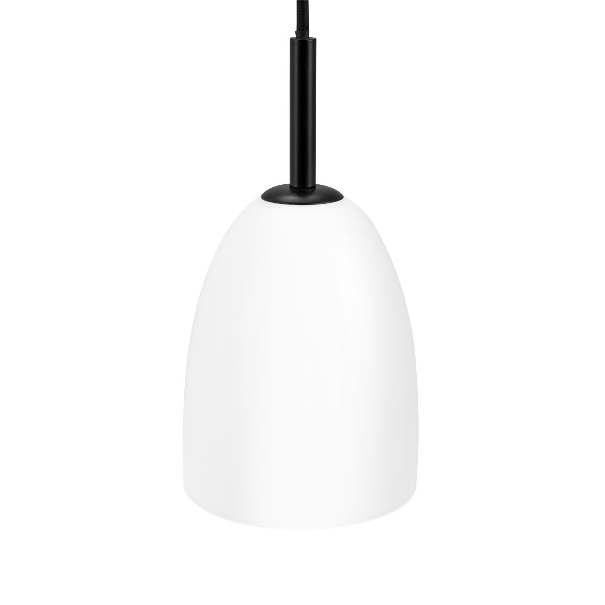 Jazz Ø12 Noir suspension De Dyberg Larsen - La suspension Jazz en verre blanc opale combine un abat-jour en verre intemporel avec une suspension noire minimaliste et ajoute une touche sophistiquée à n'importe quel intérieur.