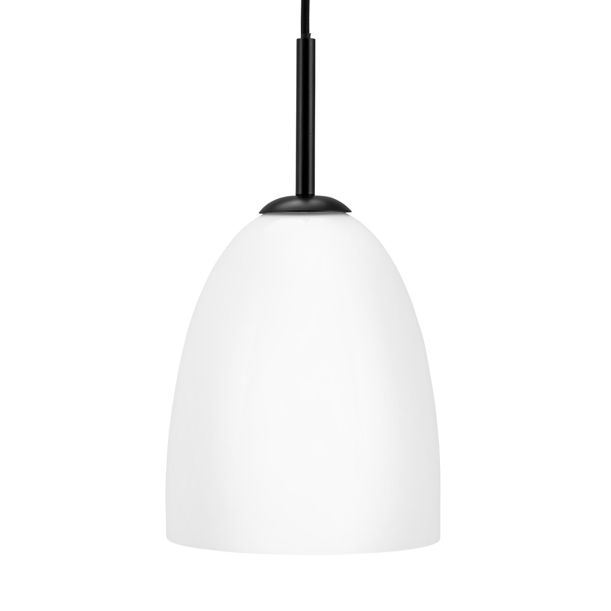Jazz Ø18 Noir suspension De Dyberg Larsen - La suspension Jazz en verre blanc opale combine un abat-jour en verre intemporel avec une suspension noire minimaliste et ajoute une touche sophistiquée à n'importe quel intérieur.