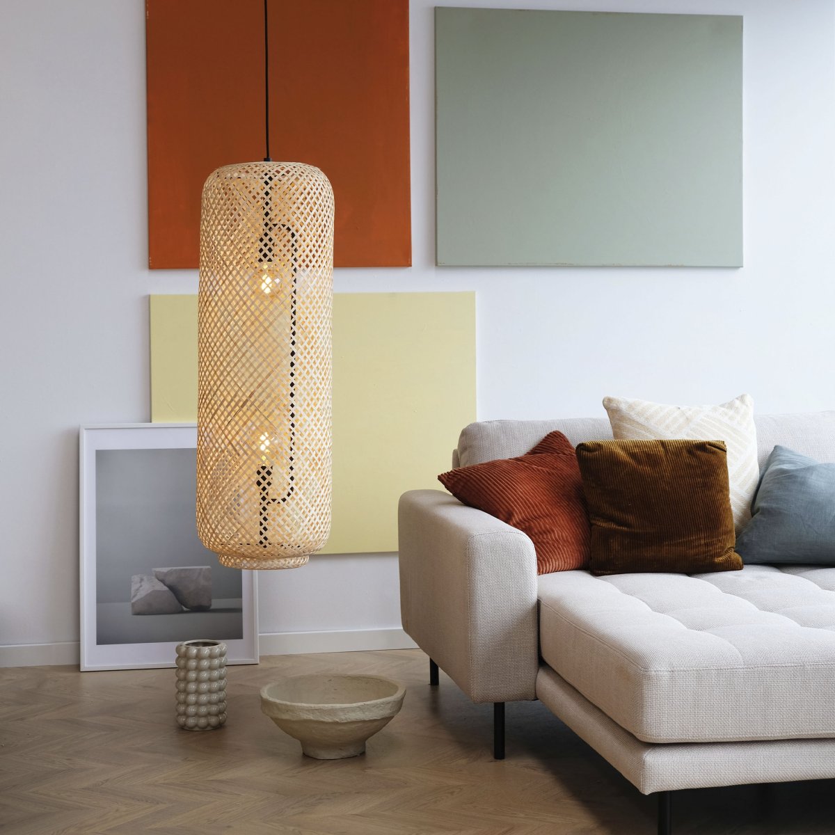 Boom Ø30 Nature suspension De Dyberg Larsen - Avec son motif tissé à la main, il ajoute une touche naturelle et légère à l'intérieur et est parfait pour créer une atmosphère chaleureuse.