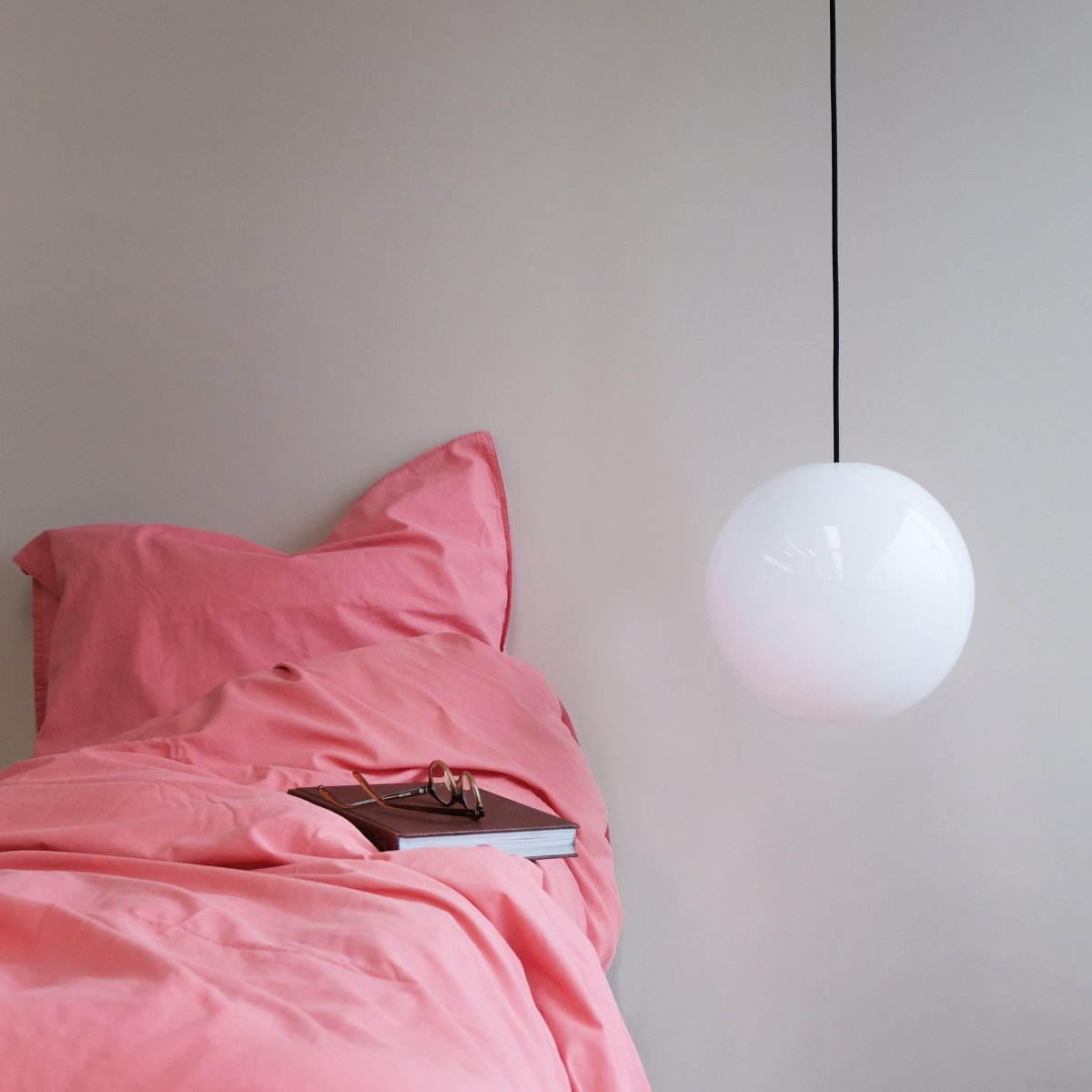 Cafè Ø20 Opale suspension De Dyberg Larsen - Cela crée une belle lumière qui brille au-dessus d'une table, dans un coin, à côté du lit ou dans un coin de lecture confortable.