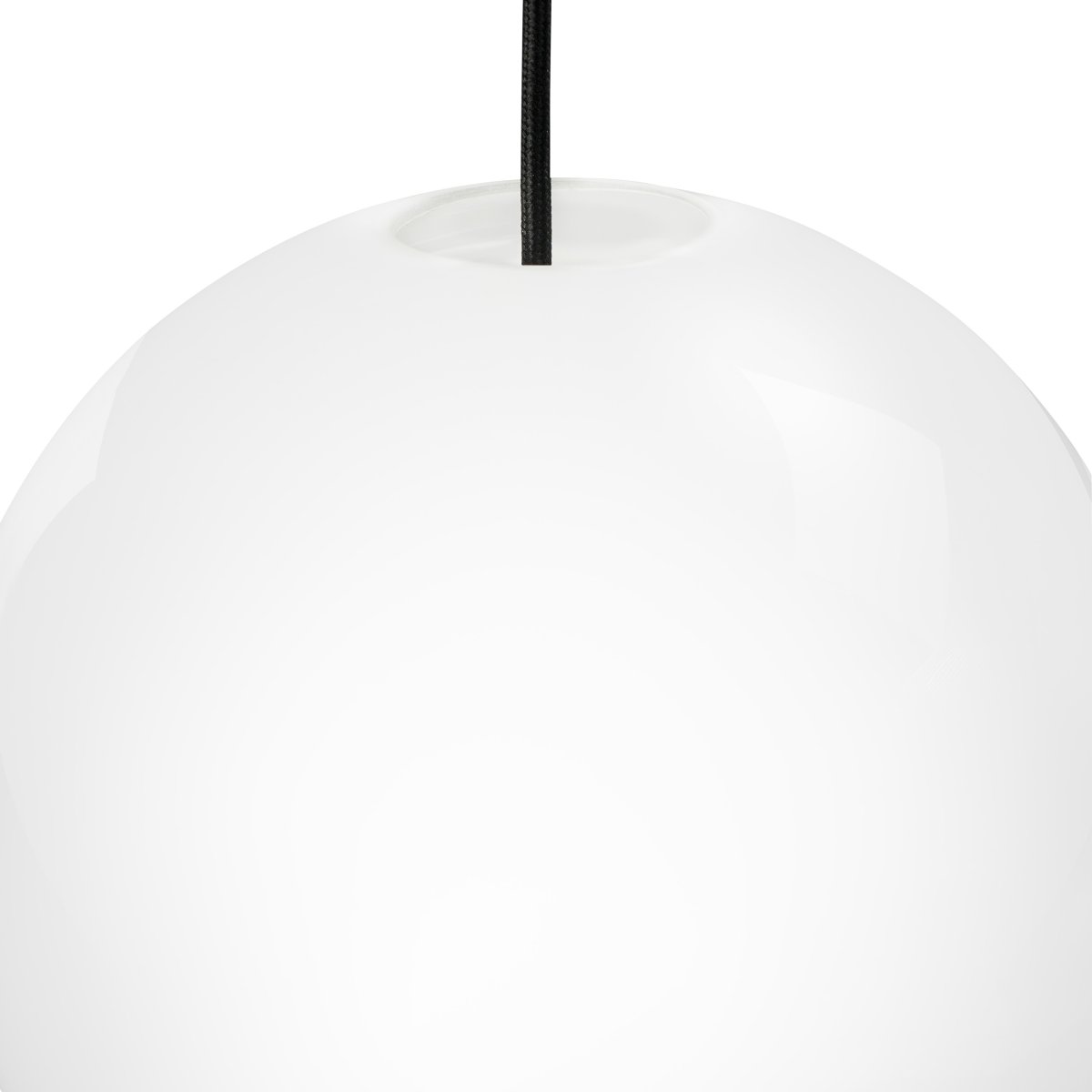 Cafè Ø20 Opale suspension De Dyberg Larsen - Cela crée une belle lumière qui brille au-dessus d'une table, dans un coin, à côté du lit ou dans un coin de lecture confortable.