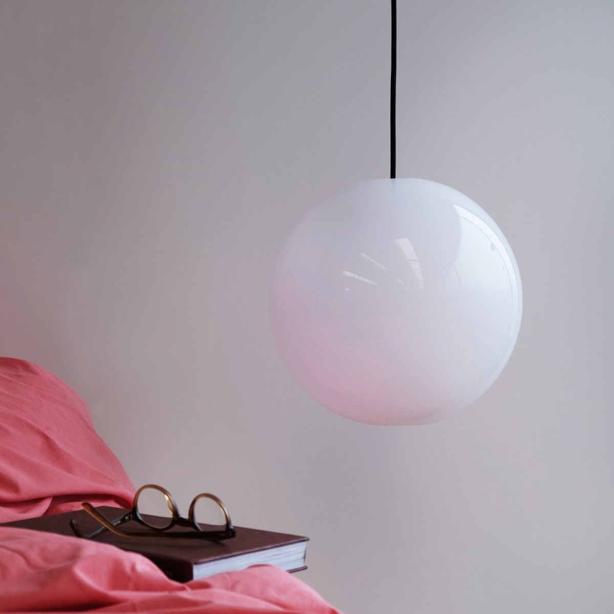 Cafè Ø30 Opale suspension De Dyberg Larsen - Cela cr&eacute;e une belle lumi&egrave;re qui brille au-dessus d'une table, dans un coin, &agrave; c&ocirc;t&eacute; du lit ou dans un coin de lecture confortable.