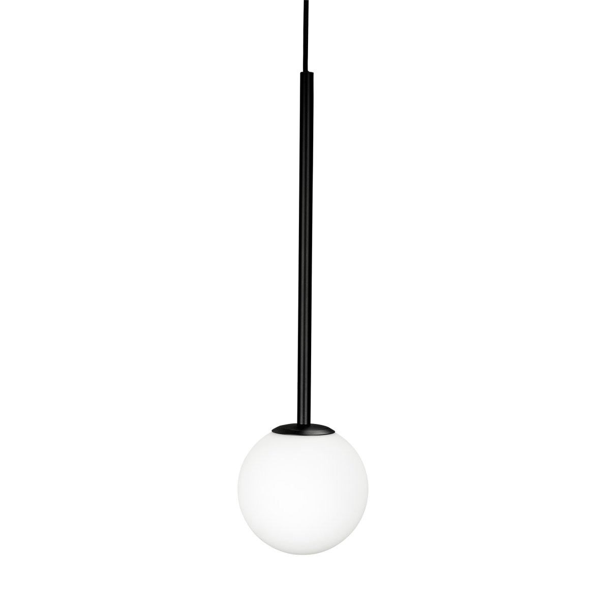 Otello Ø15 Opale suspension De Dyberg Larsen - La lampe peut être utilisée individuellement ou en groupe dans de nombreuses pièces, créant une atmosphère élégante et moderne.