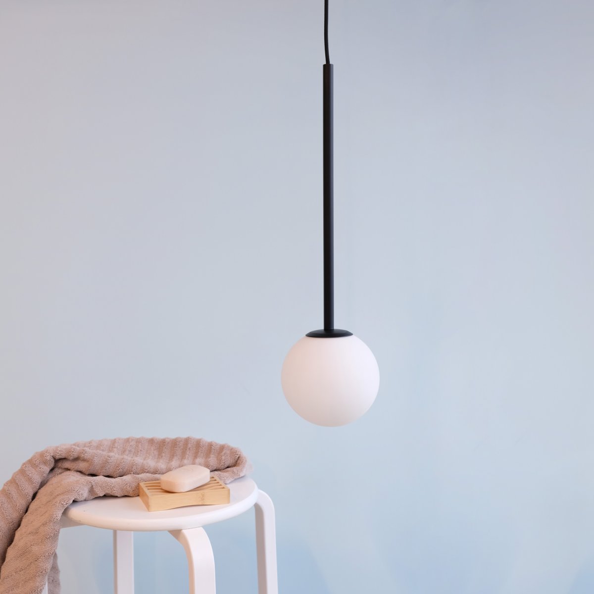 Otello Ø15 Opale suspension De Dyberg Larsen - La lampe peut être utilisée individuellement ou en groupe dans de nombreuses pièces, créant une atmosphère élégante et moderne.