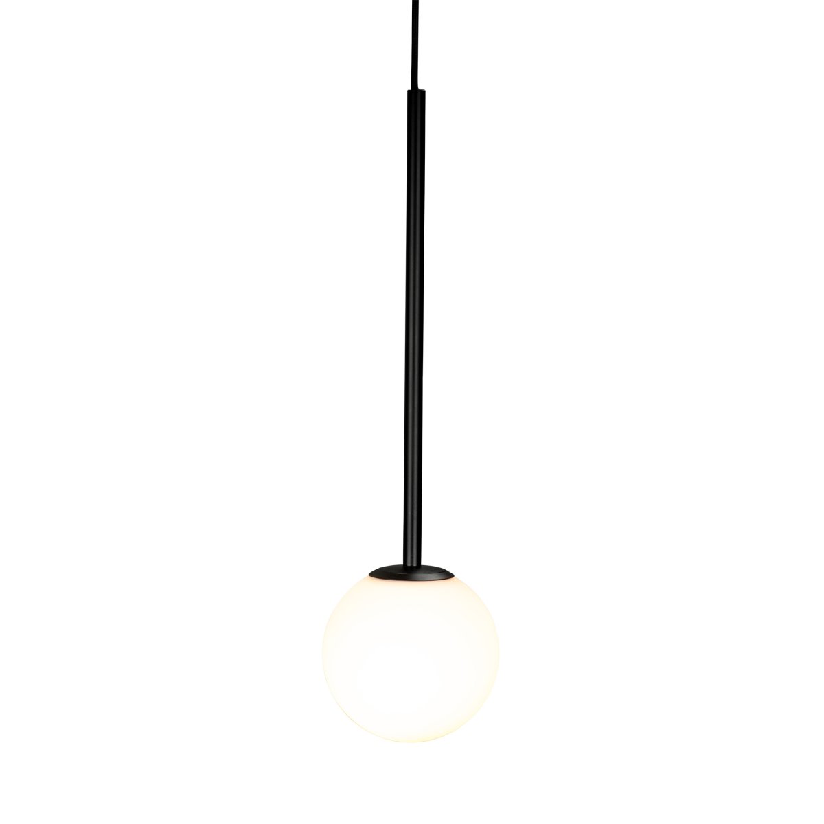 Otello Ø15 Opale suspension De Dyberg Larsen - La lampe peut être utilisée individuellement ou en groupe dans de nombreuses pièces, créant une atmosphère élégante et moderne.