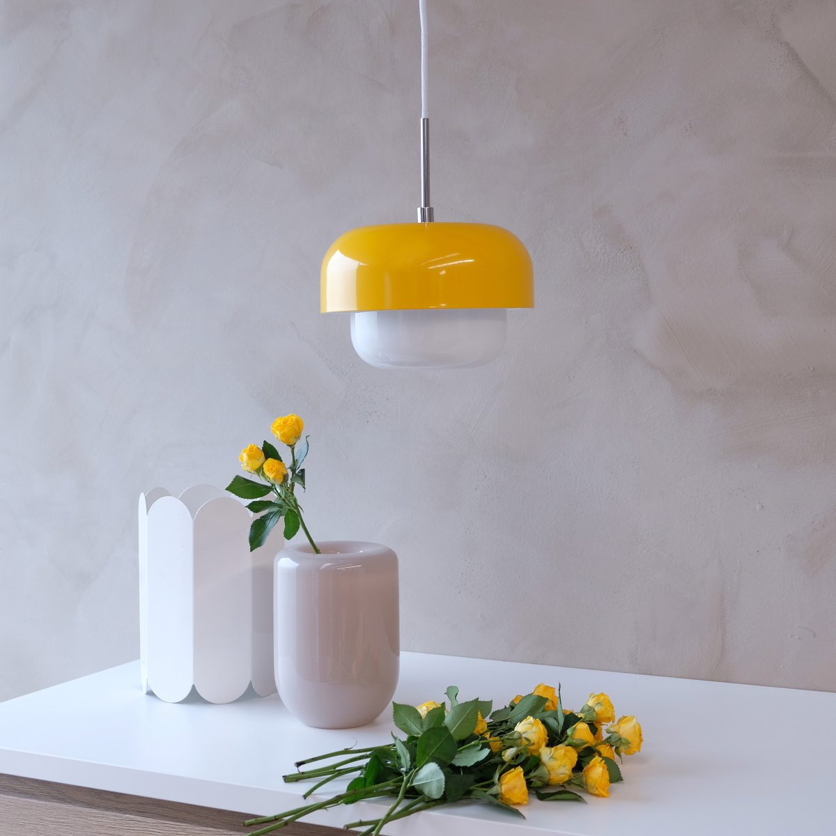 Haipot Ø23 Jaune suspension De Dyberg Larsen - Peu importe où vous le placez, il diffuse une lumière chaude et agréable.