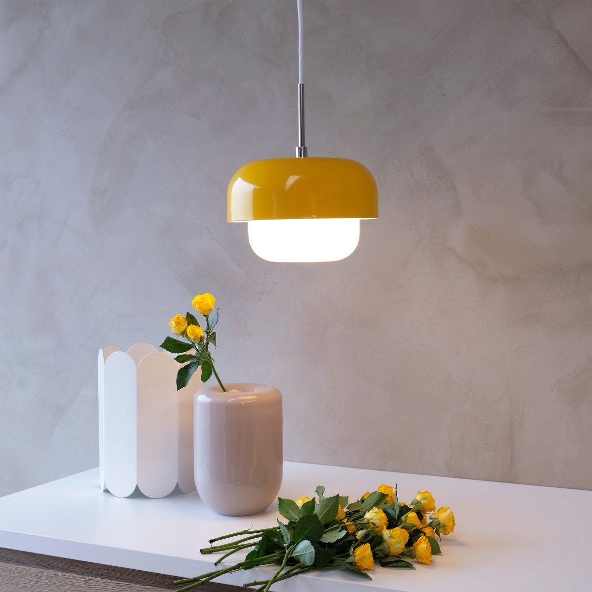 Haipot Ø23 Jaune suspension De Dyberg Larsen - Peu importe où vous le placez, il diffuse une lumière chaude et agréable.