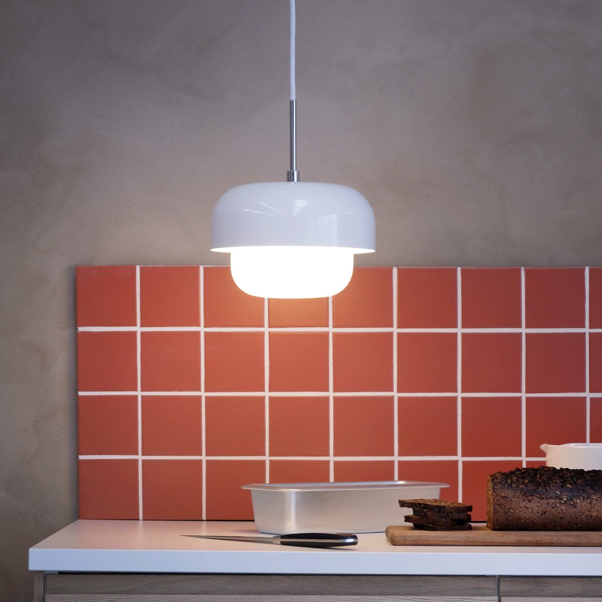 Haipot Ø23 Blanc suspension De Dyberg Larsen - Peu importe où vous le placez, il diffuse une lumière chaude et agréable.
