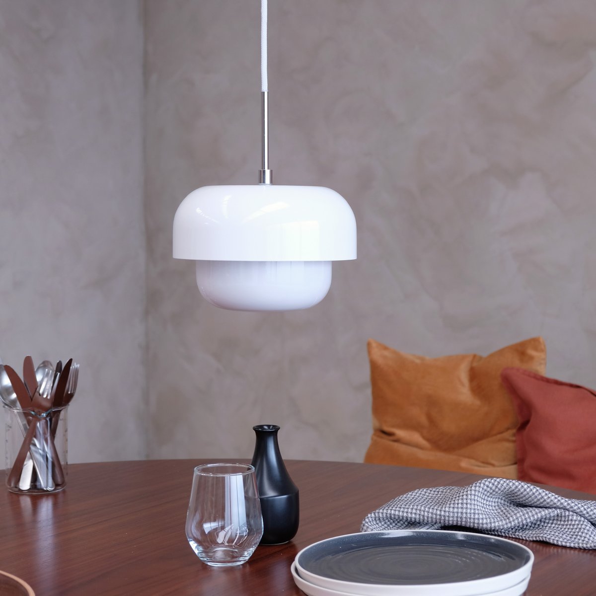 Haipot Ø23 Blanc suspension De Dyberg Larsen - Peu importe où vous le placez, il diffuse une lumière chaude et agréable.