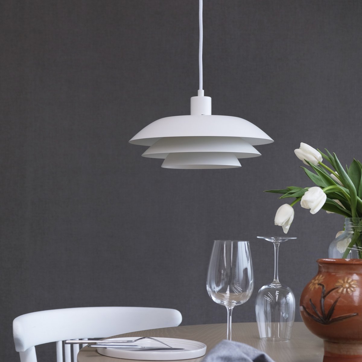 DL31 Ø31 Blanc suspension De Dyberg Larsen - Le plafonnier est classique et élégant en blanc et est parfait au-dessus de la table à manger ou de la table basse.