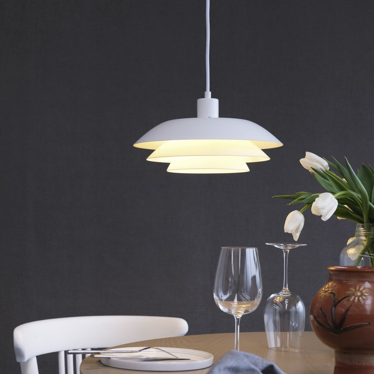 DL31 Ø31 Blanc suspension De Dyberg Larsen - Le plafonnier est classique et élégant en blanc et est parfait au-dessus de la table à manger ou de la table basse.