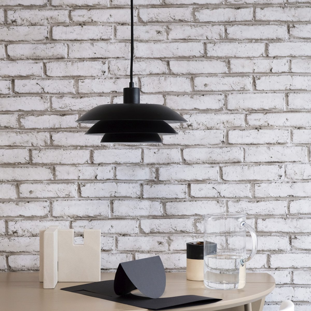 DL31 Ø31 Noir suspension De Dyberg Larsen - La suspension DL31 a un style classique inspiré de lignes épurées et simples.