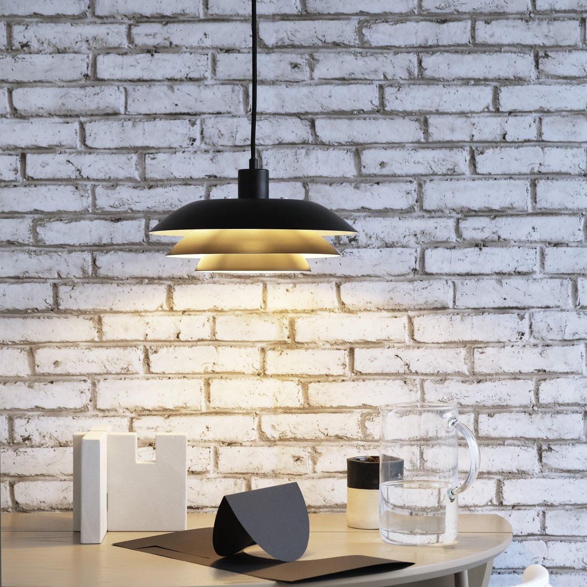 DL31 Ø31 Noir suspension De Dyberg Larsen - La suspension DL31 a un style classique inspiré de lignes épurées et simples.