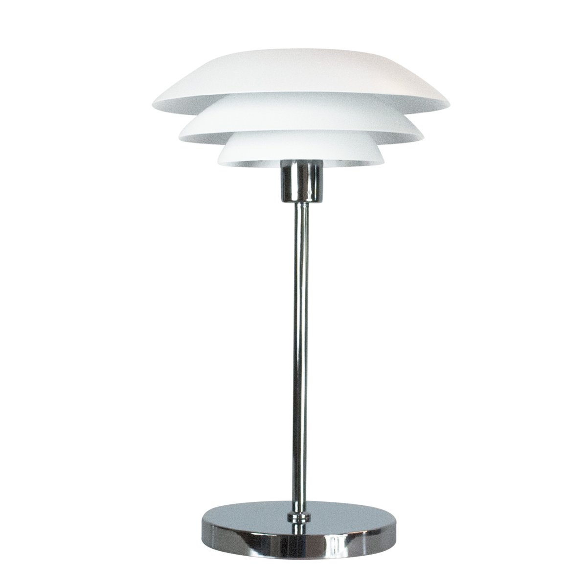 DL31 50cm Blanc lampe de table De Dyberg Larsen - La lampe de table est classique et élégante en blanc combiné avec du métal chromé, parfaite pour un coin sombre de la maison, dans la fenêtre ou comme détail d'ameublement élégant en soi.