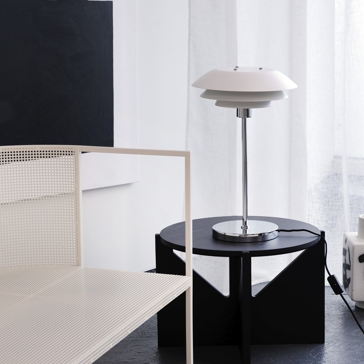 DL31 50cm Blanc lampe de table De Dyberg Larsen - La lampe de table est classique et élégante en blanc combiné avec du métal chromé, parfaite pour un coin sombre de la maison, dans la fenêtre ou comme détail d'ameublement élégant en soi.