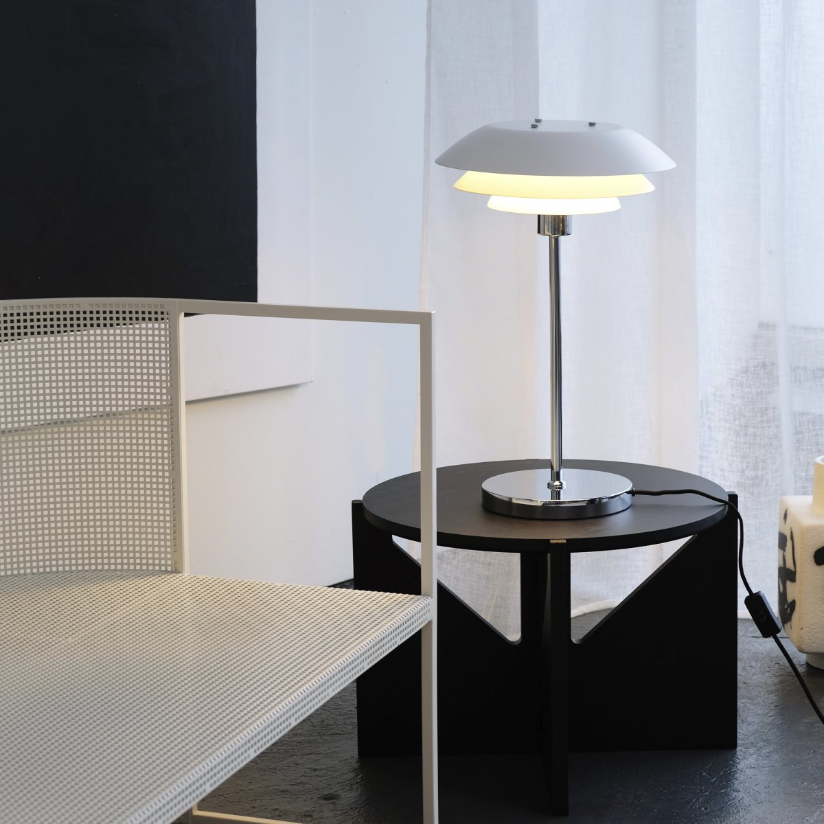DL31 50cm Blanc lampe de table De Dyberg Larsen - La lampe de table est classique et élégante en blanc combiné avec du métal chromé, parfaite pour un coin sombre de la maison, dans la fenêtre ou comme détail d'ameublement élégant en soi.